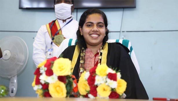 இந்திய நாட்டின் இளம் பெண் மேயராக   – 21 வயதேயாகும்  ஆர்யா ராஜேந்திரன் திருவனந்தபுரம் மேயராக பொறுப்பேற்றார்