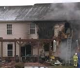 அமெரிக்காவில் வீட்டின் கூரை மீது விமானம் விழுந்து          3 பேர்  உயிரிழப்பு