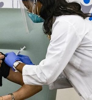 சீனாவில் போலியான கொரோனா தடுப்பூசியை உற்பத்தி செய்து அதிக விலைக்கு விற்றுவந்த கும்பல் கைது