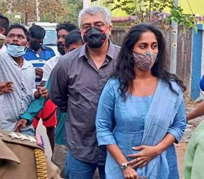 வாக்குச்சாவடியில் செல்பி எடுக்க வந்த ரசிகர் – போனை பிடுங்கிய அஜித்!