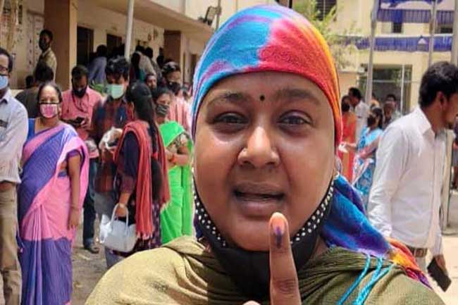 புற்றுநோயால் பாதித்த நிலையிலும் ஓட்டு போட்ட நடிகை