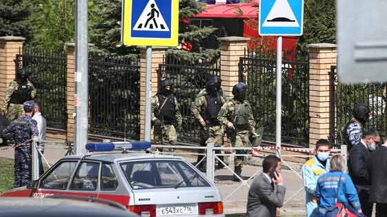 பள்ளியில் நடந்த துப்பாக்கிச்சூட்டில் குழந்தைகள், ஆசிரியர்கள் உள்பட 11 பேர் பலி