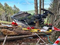 கேபிள் கார் அறுந்து விழுந்ததில் 14 பேர் பரிதாப பலி