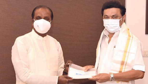தமிழக முதல்வரிடம் நிதியுதவி வழங்கினார் கவிஞர் வைரமுத்து