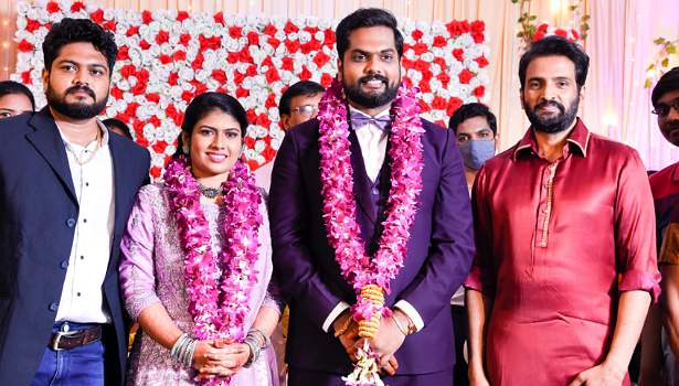 நேரில் சென்று தனது பட இயக்குநரை வாழ்த்திய சந்தானம்