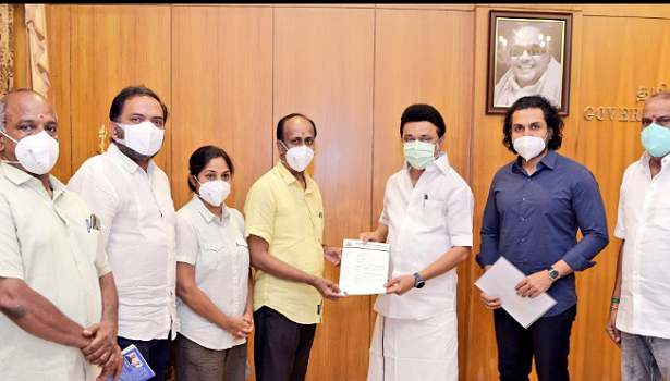 முதலமைச்சர் முக ஸ்டாலினை நேரில் சந்தித்து கோரிக்கை வைத்த திரைத்துறையினர்