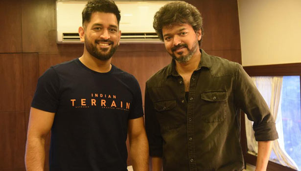 நடிகர் விஜய்யை சந்தித்த தோனி – வைரலாகும் புகைப்படம்